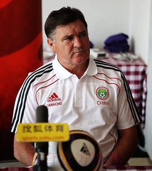 国足走进北京现代顺义工厂 卡马乔庆贺58岁生日